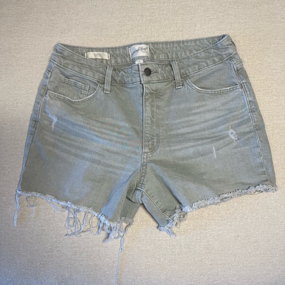 Universal Threads Vintage Midi Women's Washed Green Frayed Hem Denim Shorts
